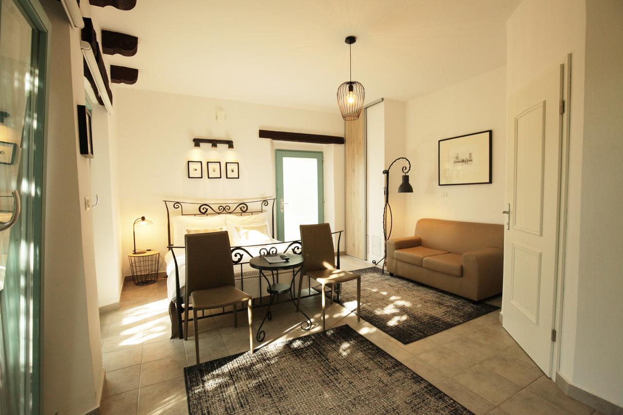 Boutique Hotel Dvor Dobrovo Ngoại thất bức ảnh